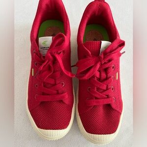 Cariuma red low top Lace-Up Sneakers